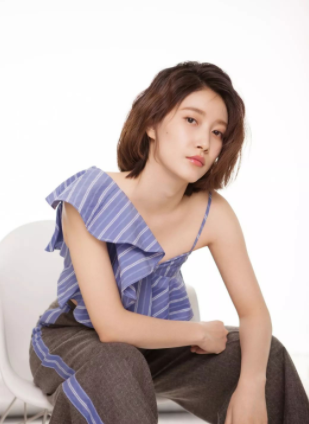 不温不火的啜妮这一次终于让人记住了她,也记住了她长什么样