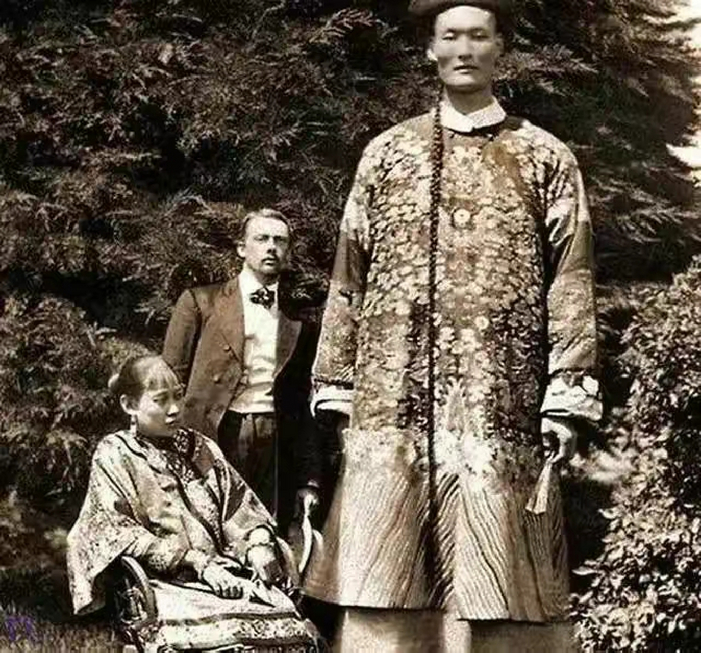 历史上长得最高的人  清朝的詹世钗,1841年出生于江西省婺源县浙源乡