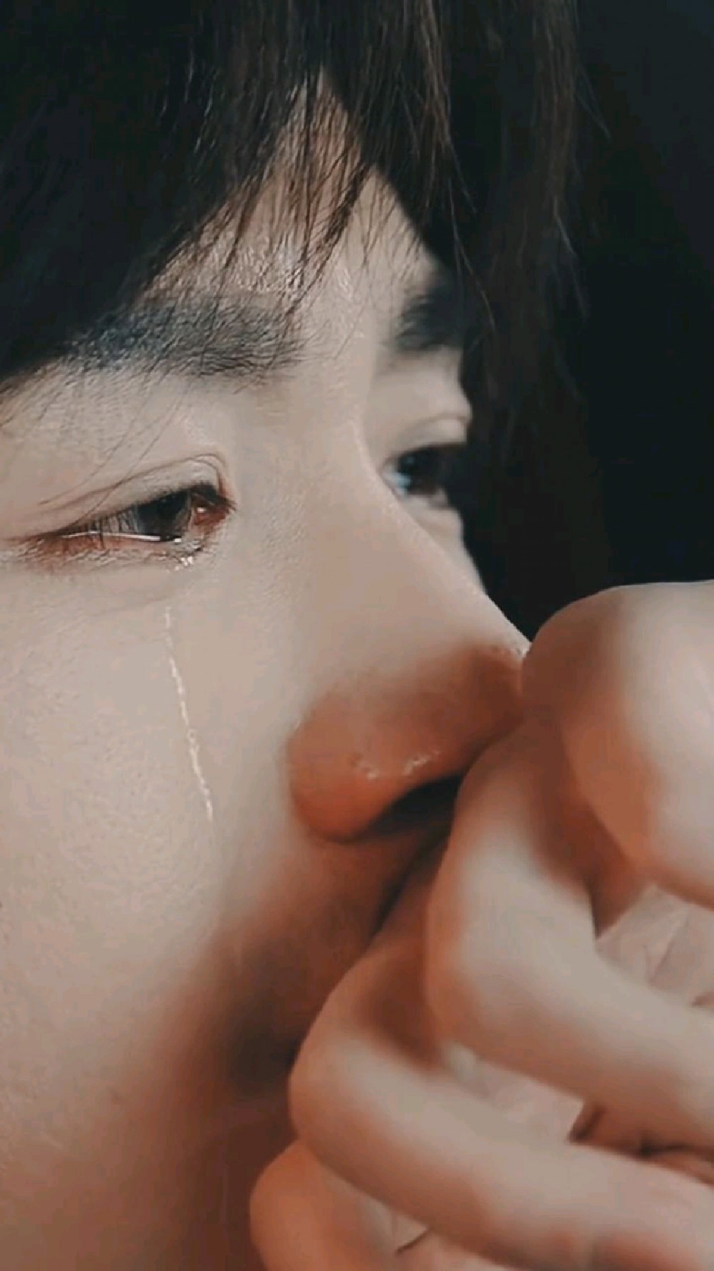 181大高个,蜷缩在那里,哭得撕心裂肺!