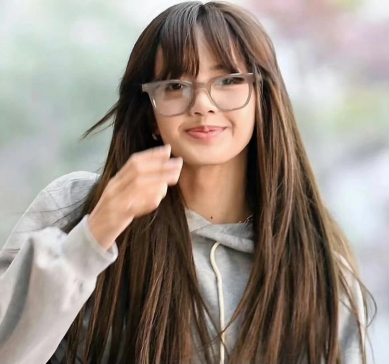 lisa机场素颜照,这素颜放在明星里真的很普,头发看起来也油油的