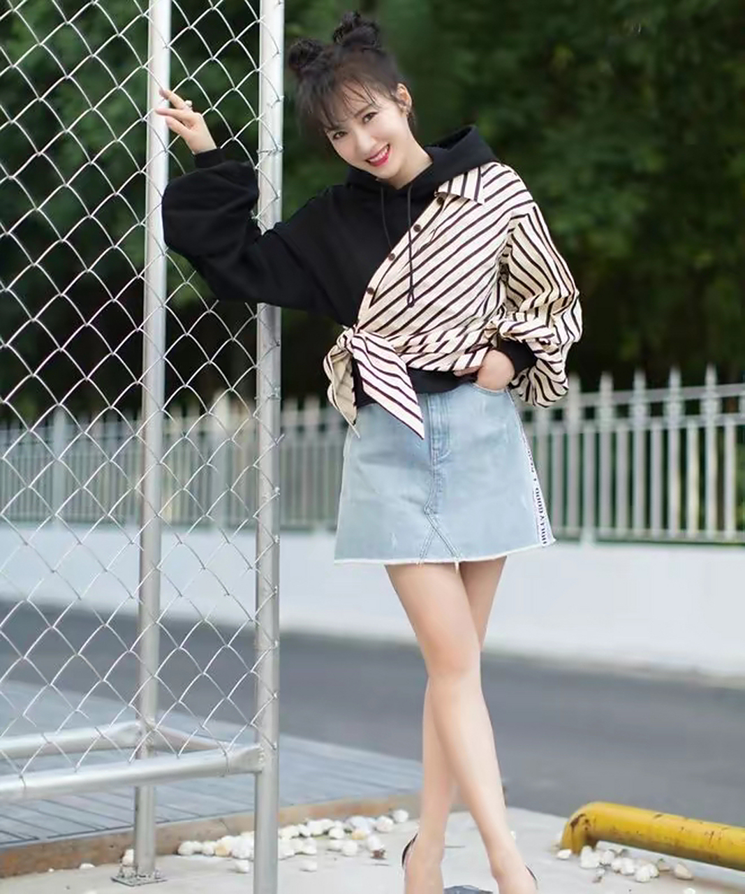 李念穿着一身浅蓝色的牛仔短裤,这样的牛仔短裤也是直接展露出李念一