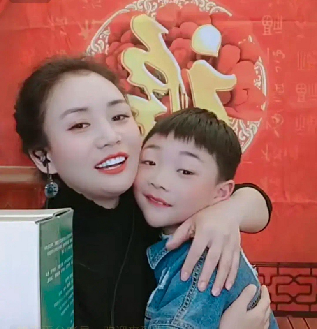 3月30日,歌手袁庆,在直播间当着400多人的面,正式澄清了两件事!