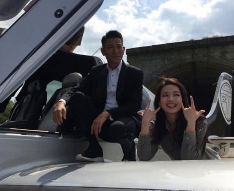 组图：久违同框！刘德华与舒淇夫妇合照曝光比同款手势感情好