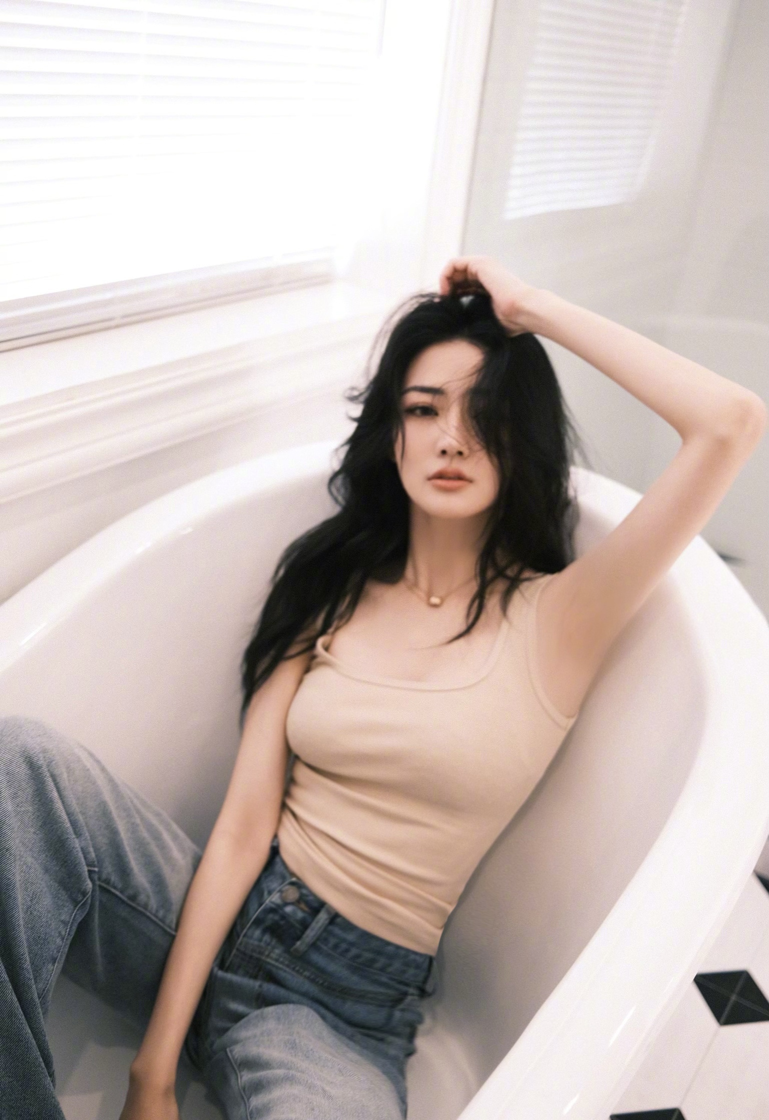 组图:徐璐浴缸写真曝光,身材凹凸有致非常妩媚撩人