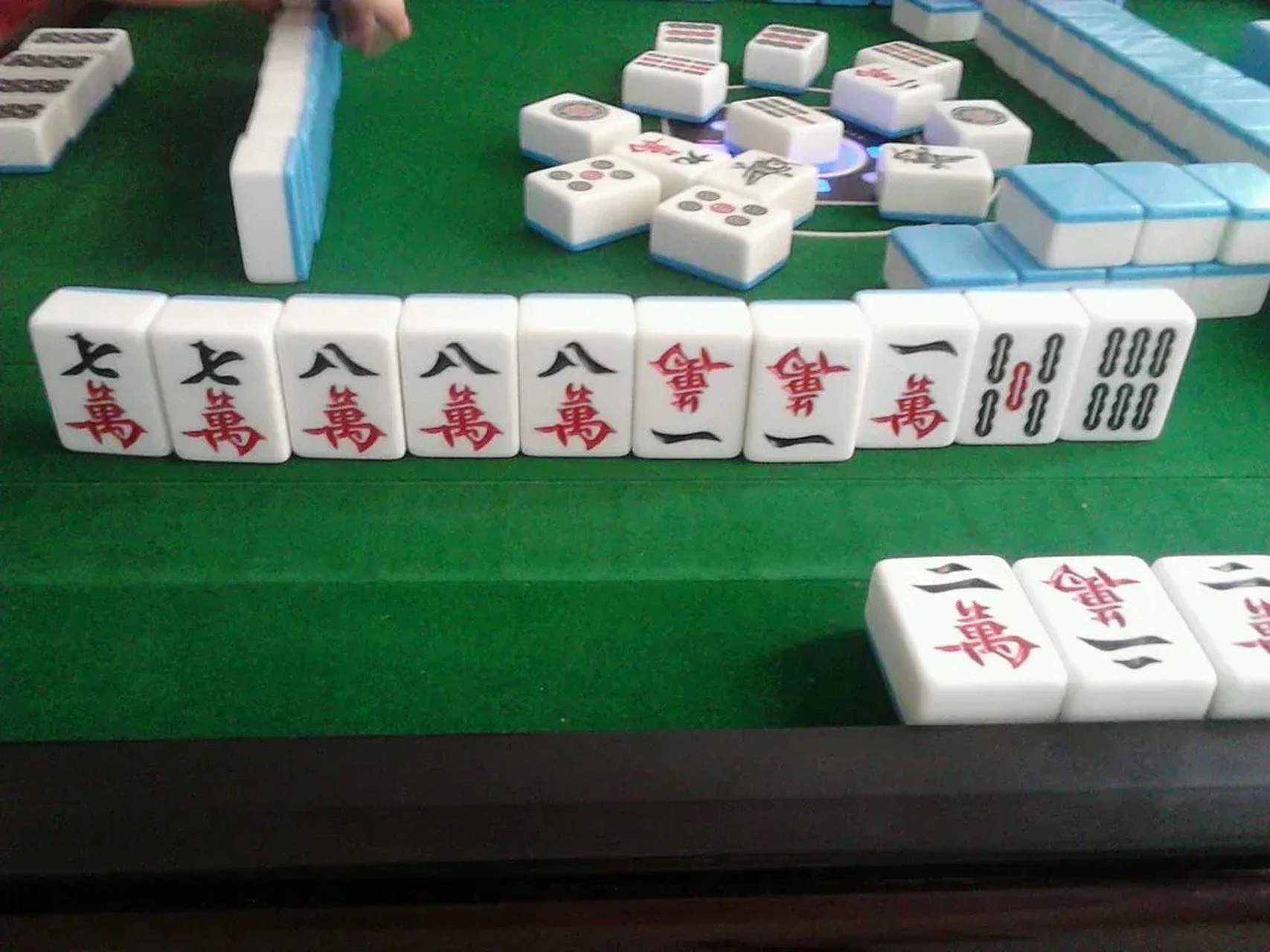 我经常固定在两家麻将馆打麻将,一家打5元,一家打两元,打5元的麻将馆