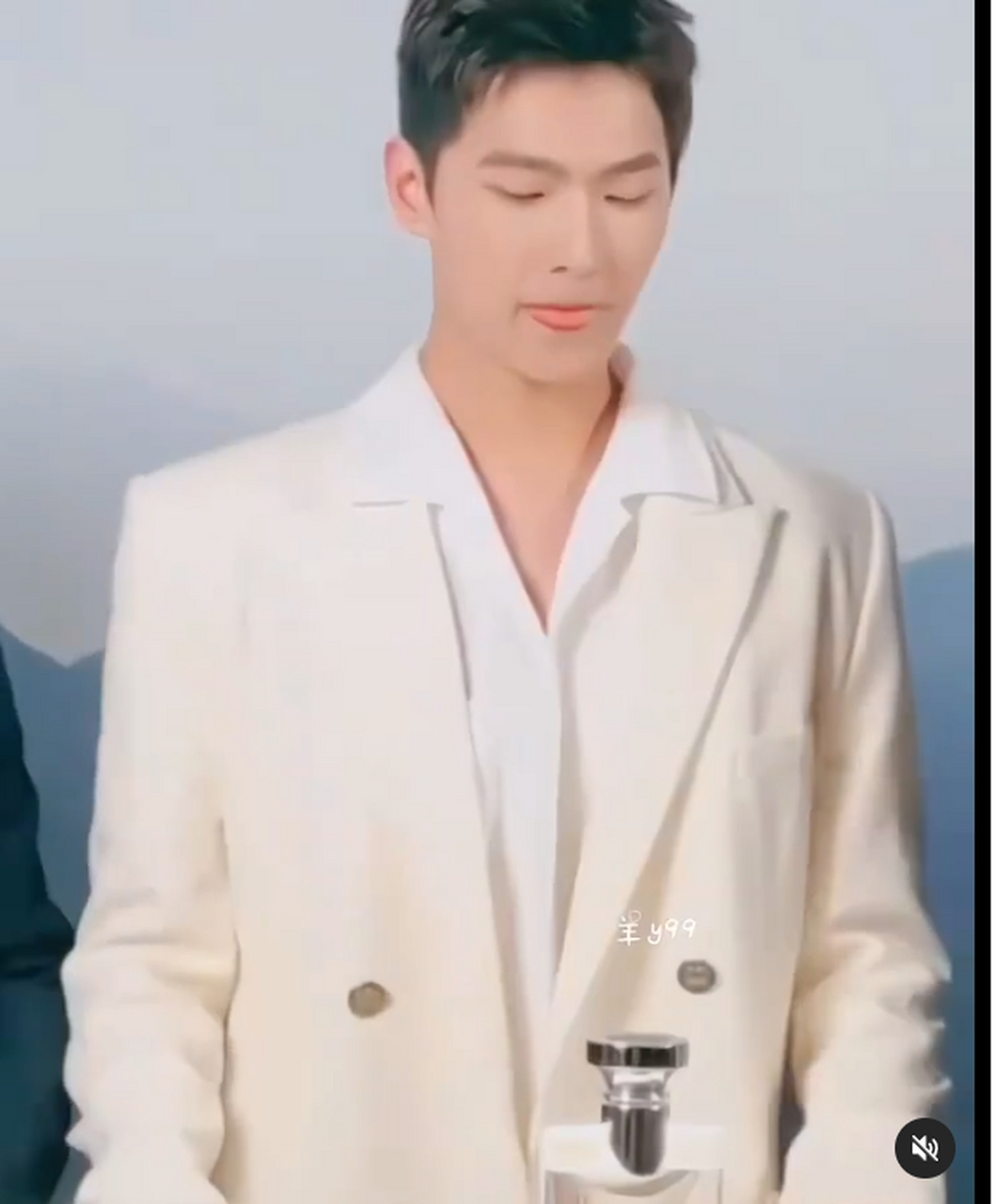 杨洋他有时候会在综艺节目或者采访中吐舌头,这是真的是他一种个性和