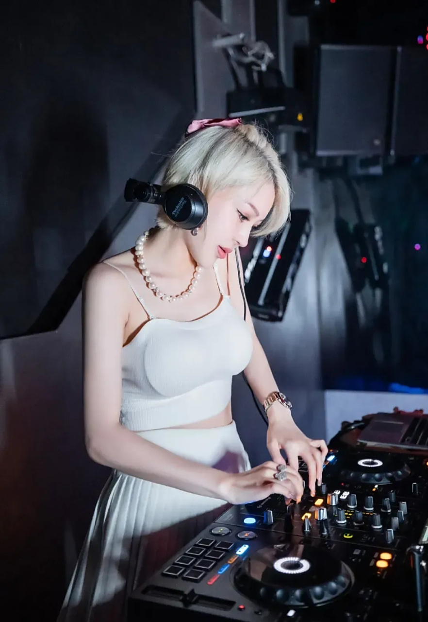 郭美美最近又回到了酒吧,她再次回到酒吧感受dj打碟的工作,不知道2年