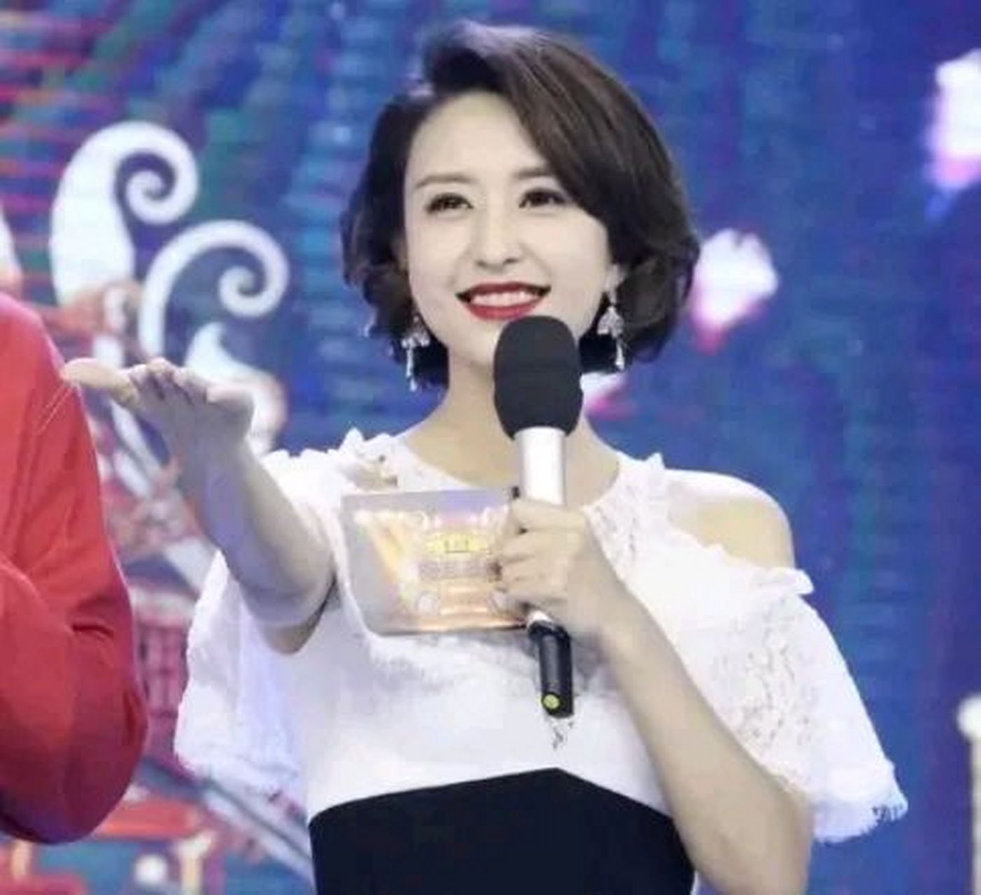 2013年,毕福剑把34岁的主持人张蕾i,介绍给了54岁的富商王吉财,并劝