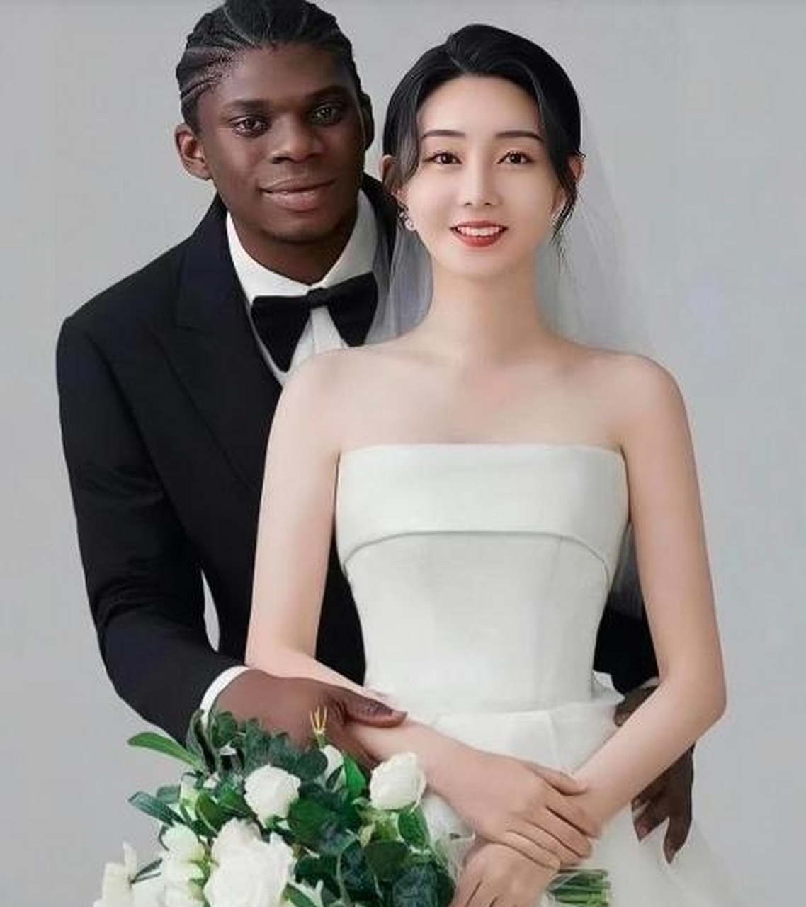 照片中这位漂亮的女大学生,竟然和黑人结婚了,并因此开始了悲惨的一生