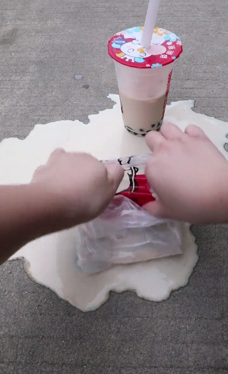刚买的奶茶一口没喝就掉在地上,我真的是要哭死.