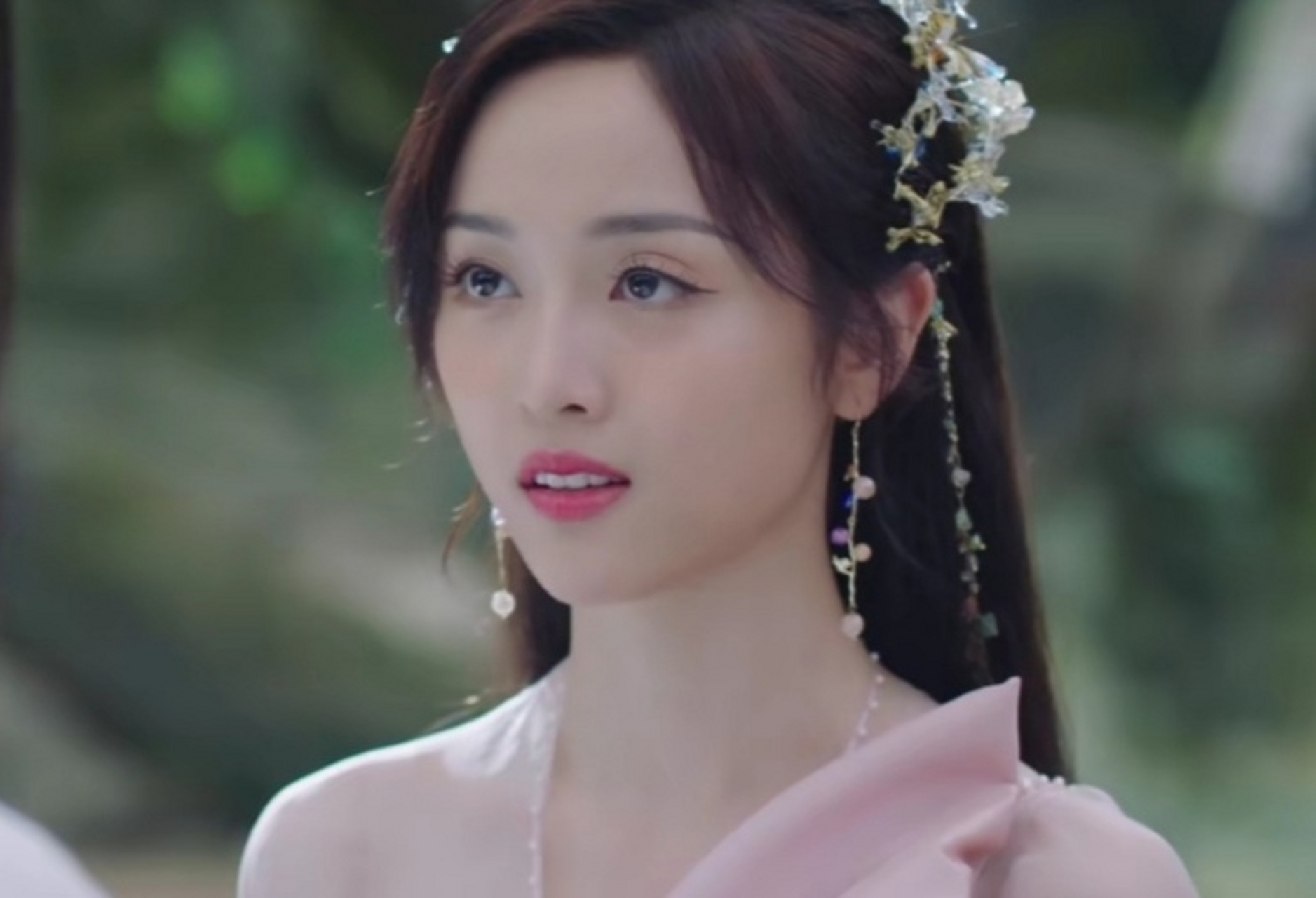 吴宣仪是听劝的,因为她在《郎君不如意》里的牙齿看