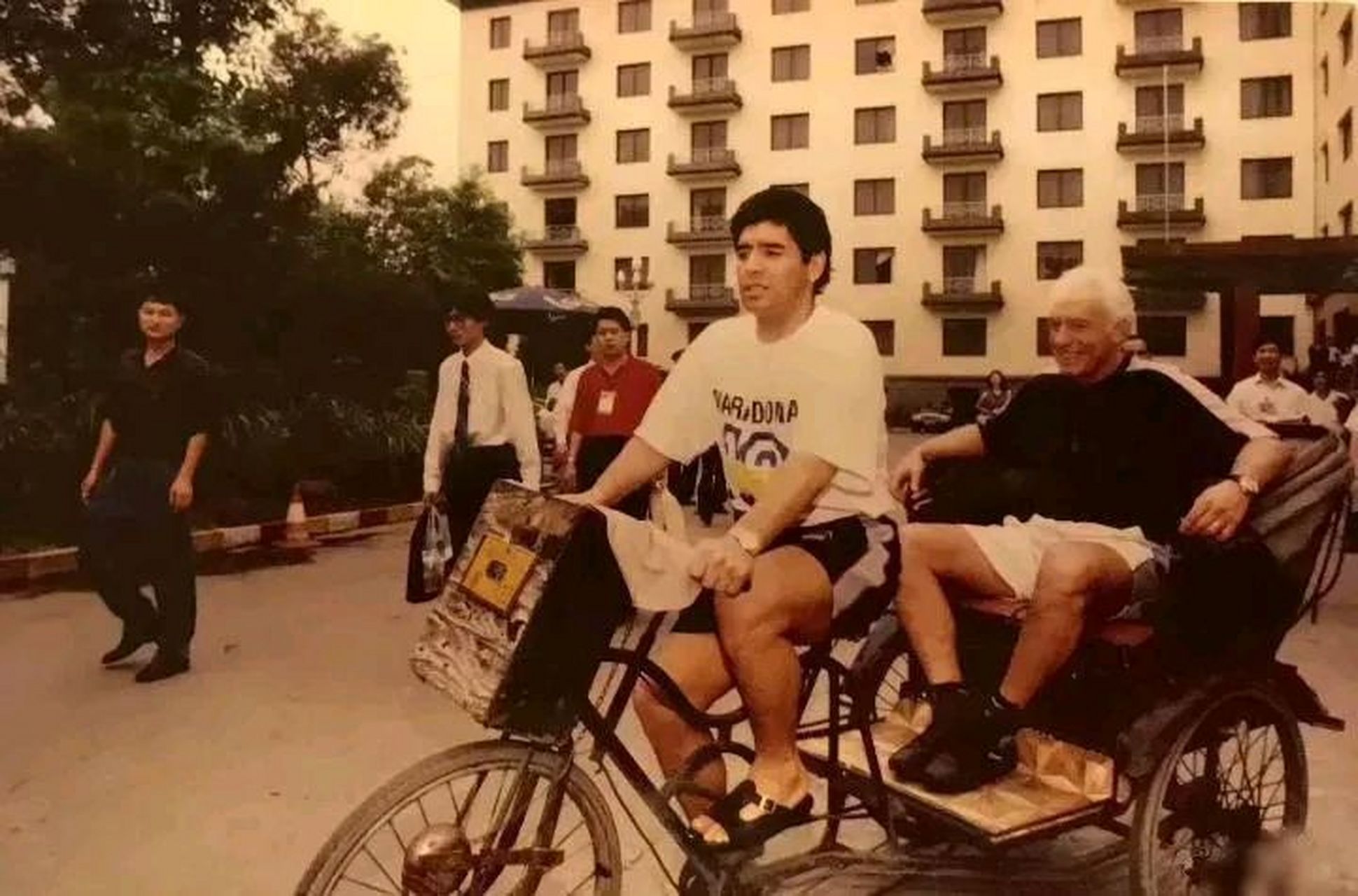 1996年,马拉多纳率领阿根廷博卡青年队访华.