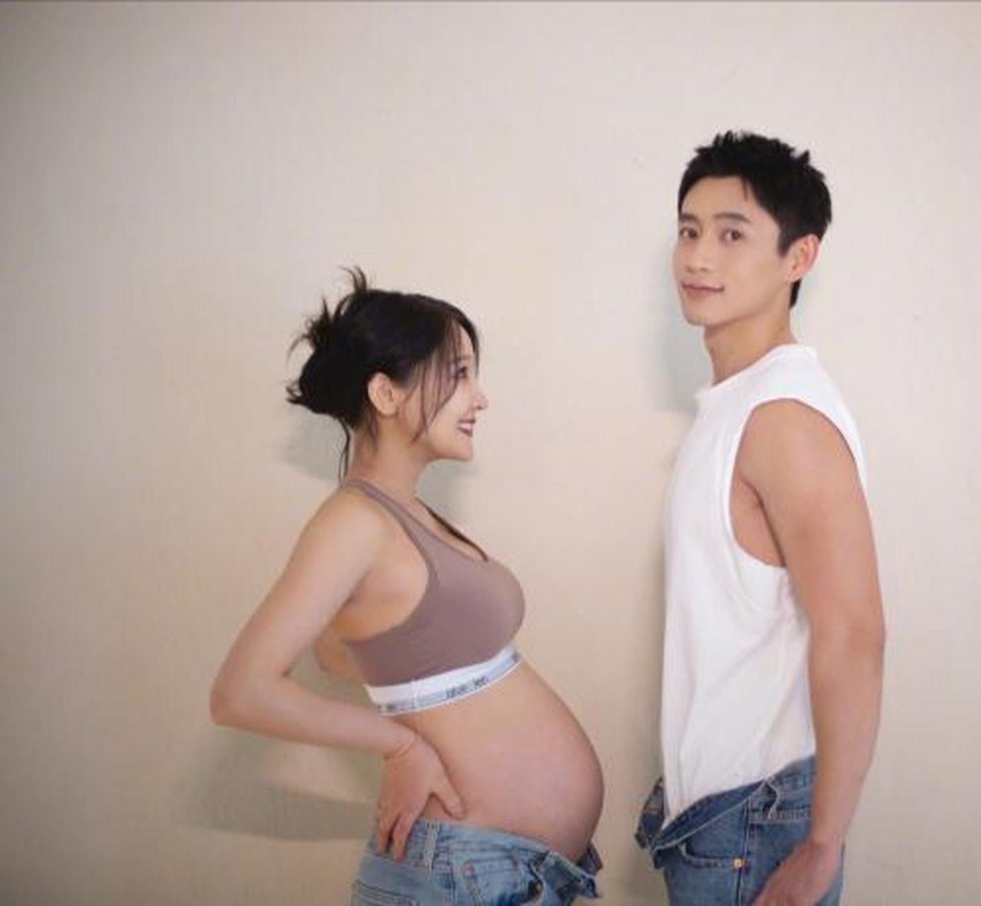 魏晨官宣当爹,晒和妻子甜蜜照片,并展示了小可爱的脚丫.