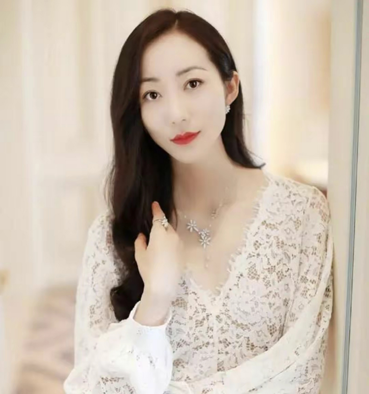 有人说她是韩三平的亲戚,有人说她是红三代,总之她并不是一般人