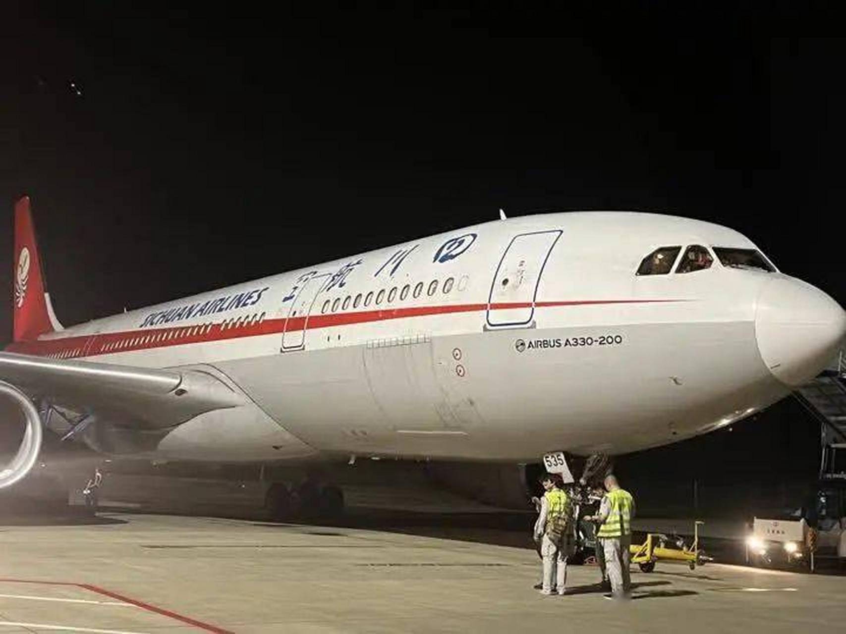 月21日晚,一架四川航空的a330客机在飞往无锡的途中