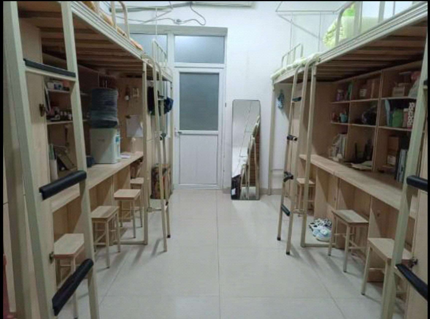 贵州黔南经济学院的寝室环境很好,每间寝室都装有空调