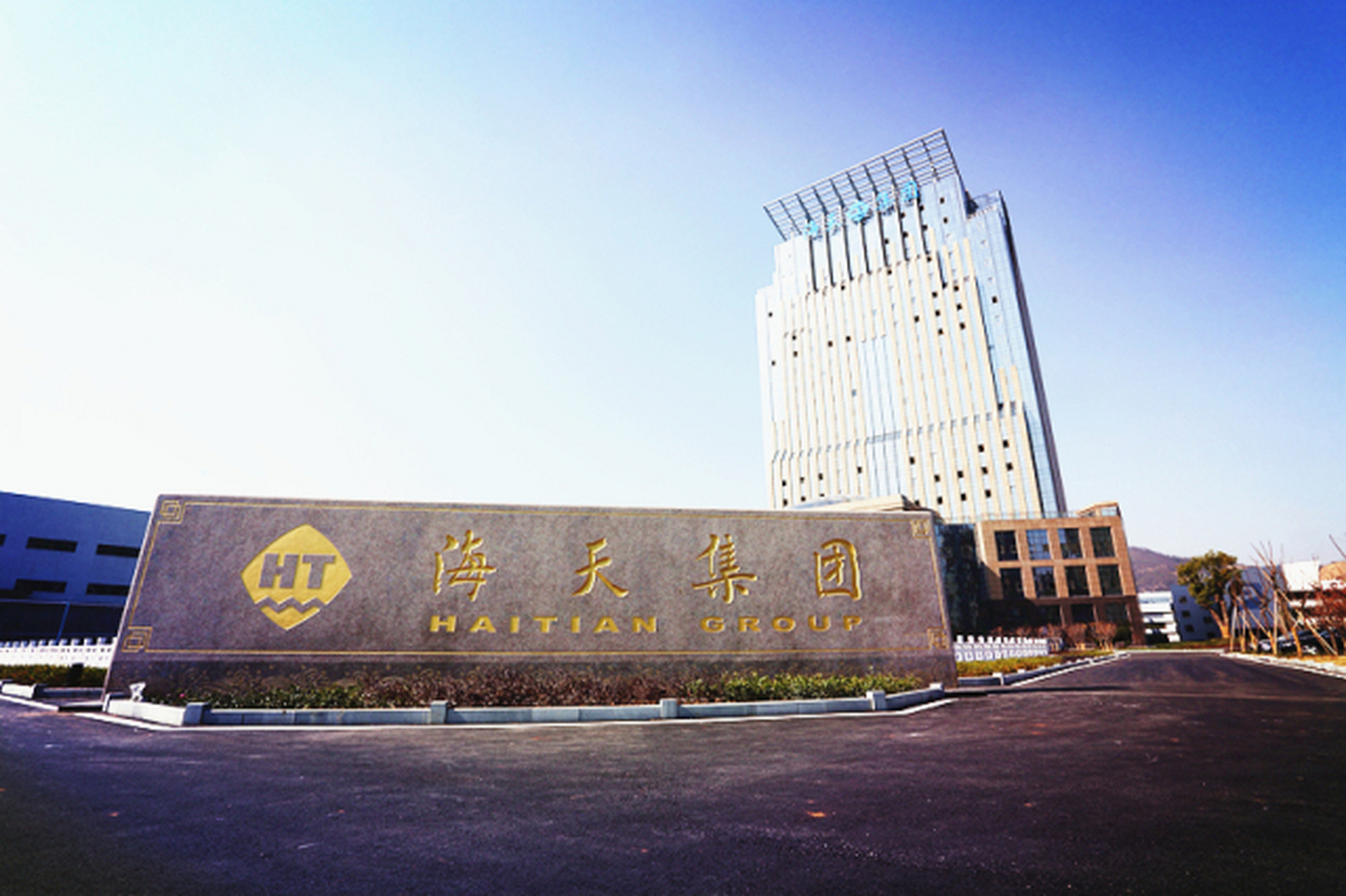 张静章:1937年出生于浙江宁波,宁波海天集团股份有限公司董事长.