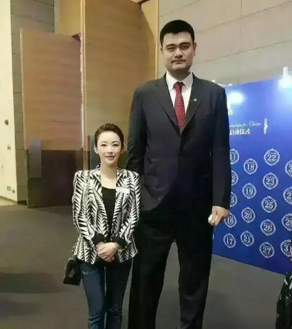 跟姚明合影压力大啊!