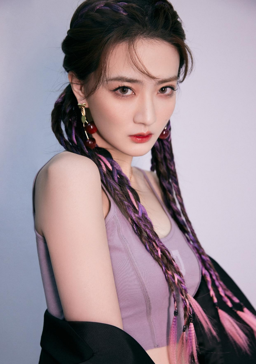 徐璐,一个年轻而充满活力的女孩,总是喜欢尝试各种时尚的搭配.