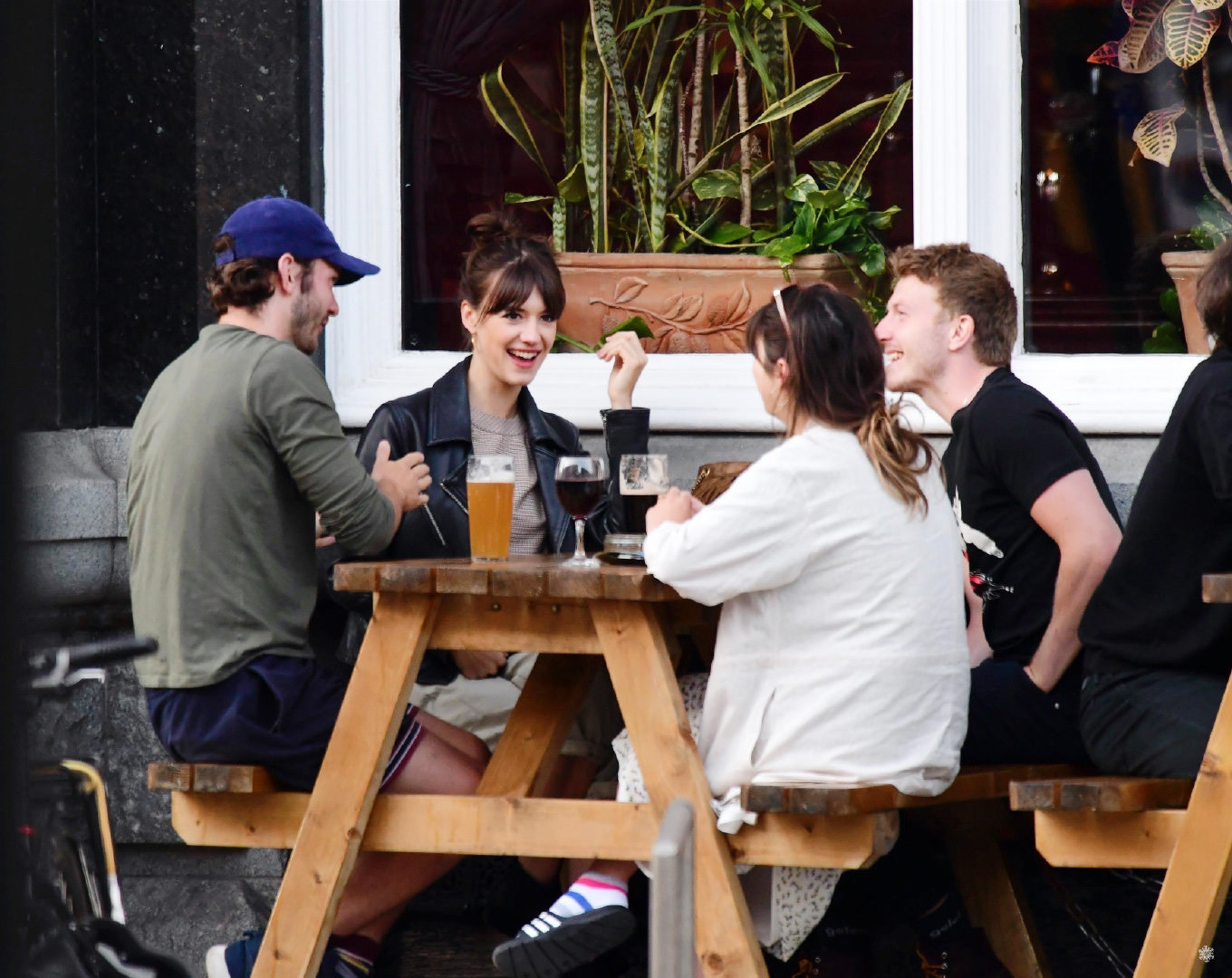 《普通人》主演黛西·埃德加-琼斯和男友tom varey伦敦最新街拍照