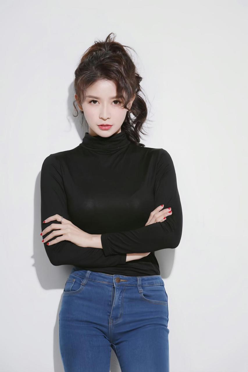 黑色上衣牛仔裤,这种搭配挺好.