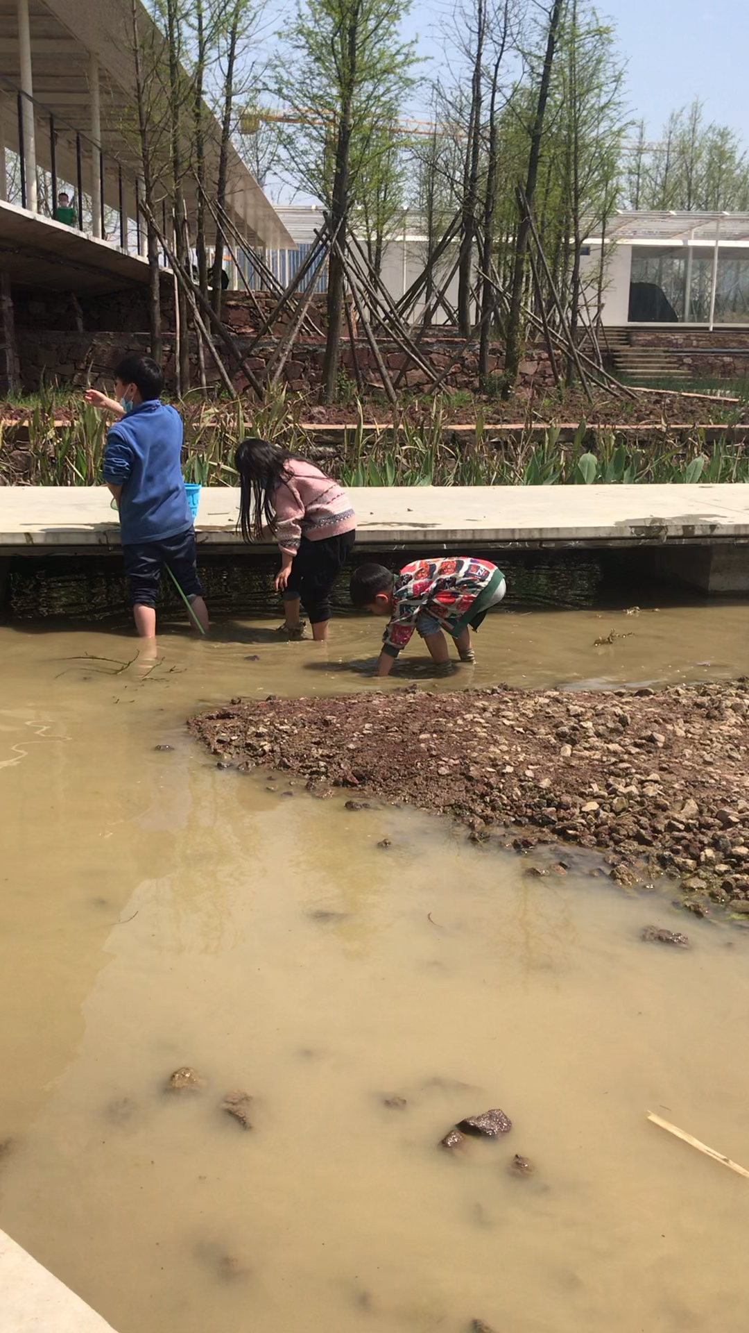 城市的小孩不怕脏浑水摸鱼一样行玩是孩子们的天性今天就任性一回吧