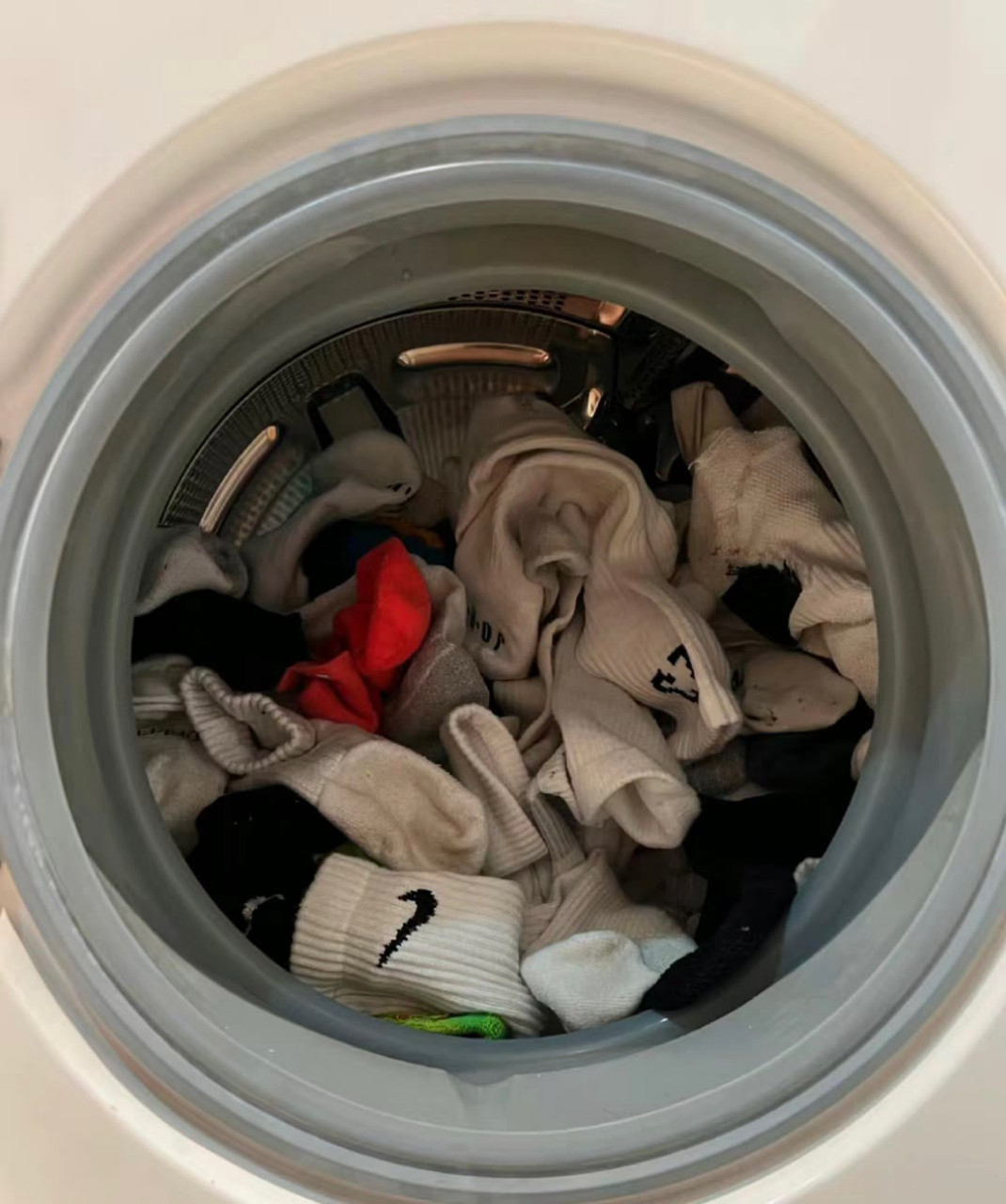 臭袜子太多了,你们也是攒一起机洗吗[大笑]#体育生# #白袜# #脚臭