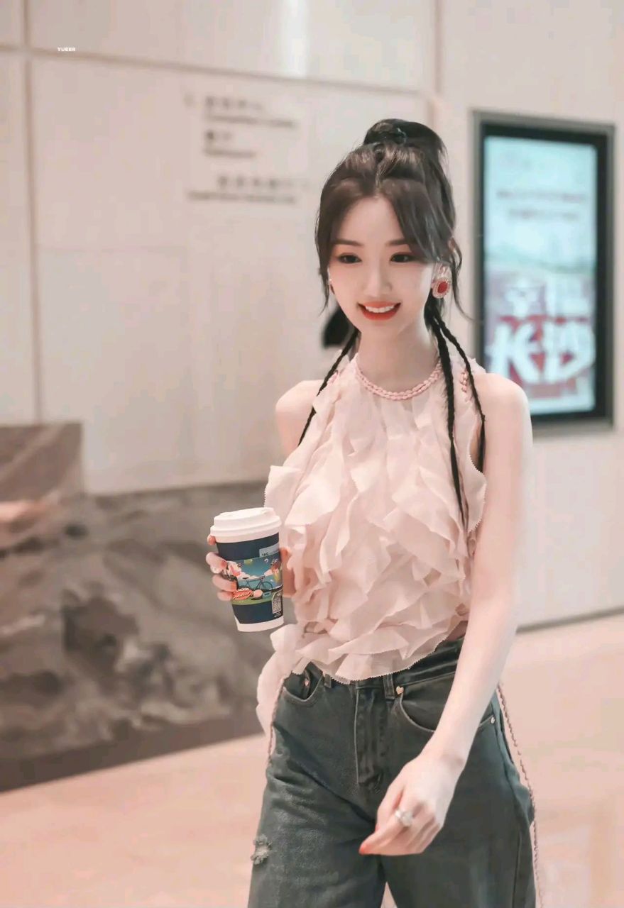 毛晓彤《你好星期六》上班路透 造型粉嫩可爱