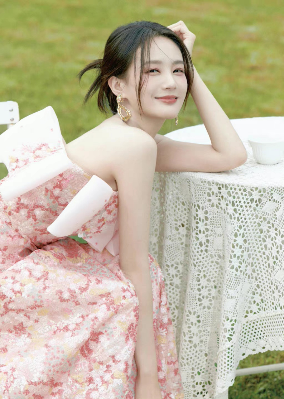 李一桐# 一袭淡粉绣花抹胸裙,浪漫精致,甜美温柔,性感妩媚,清新纯 ..