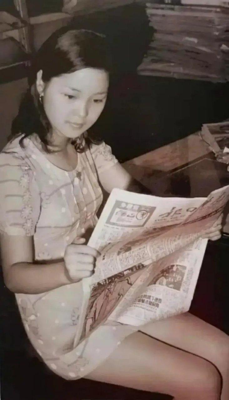 1972年5月19日,19岁的邓丽君访问马来西亚槟城光华报社,认真在看