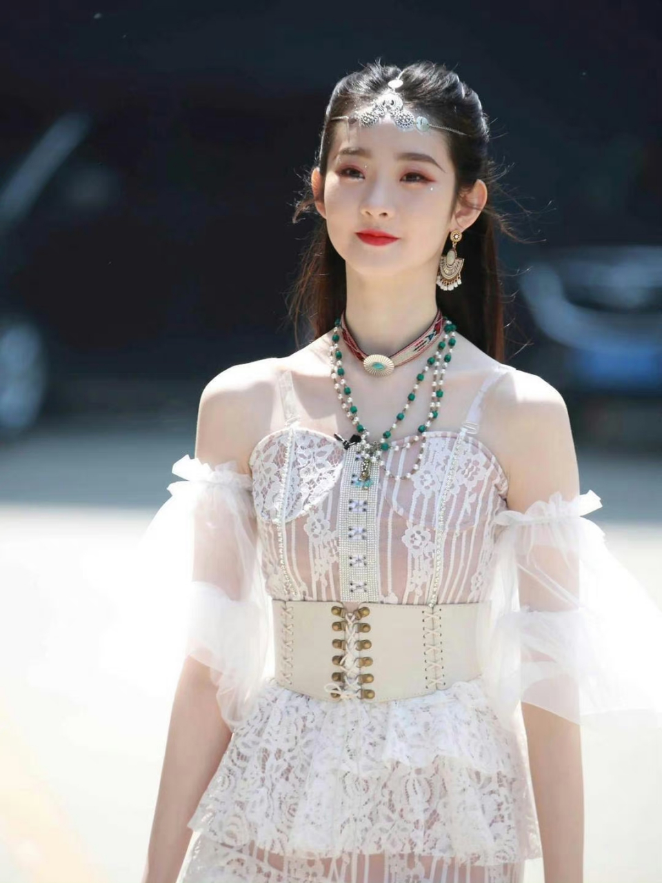 张艺凡透视纱裙白嫩身体性感