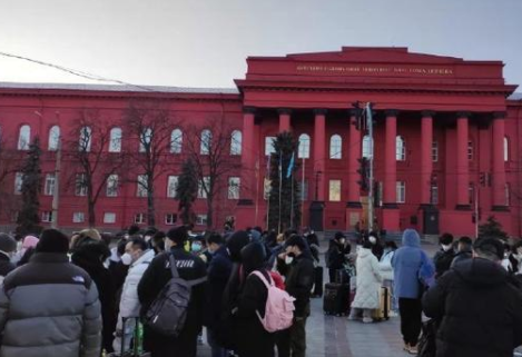 首批撤离的中国留学生顺利通关，今天的撤离多亏了祖国的强大