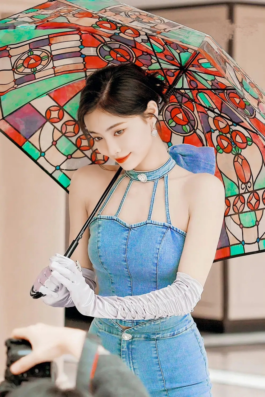 许佳琪蓝色蝴蝶结连体牛仔裤造型#娱乐大赏# #明星穿搭# #明星出圈的