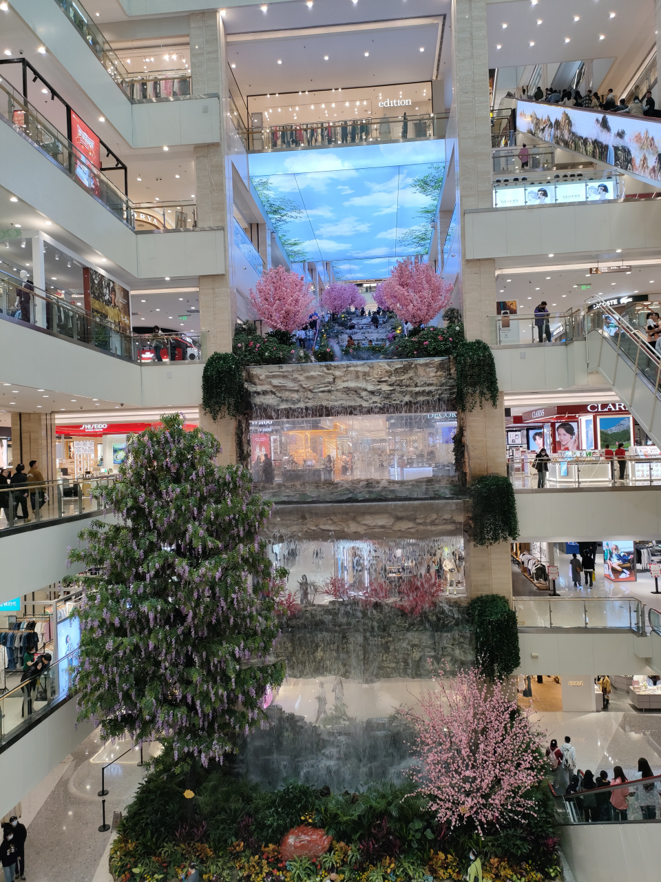 西安赛格国际商城,据说是亚洲最长的室内瀑布,还有最长的扶梯,小鸭子