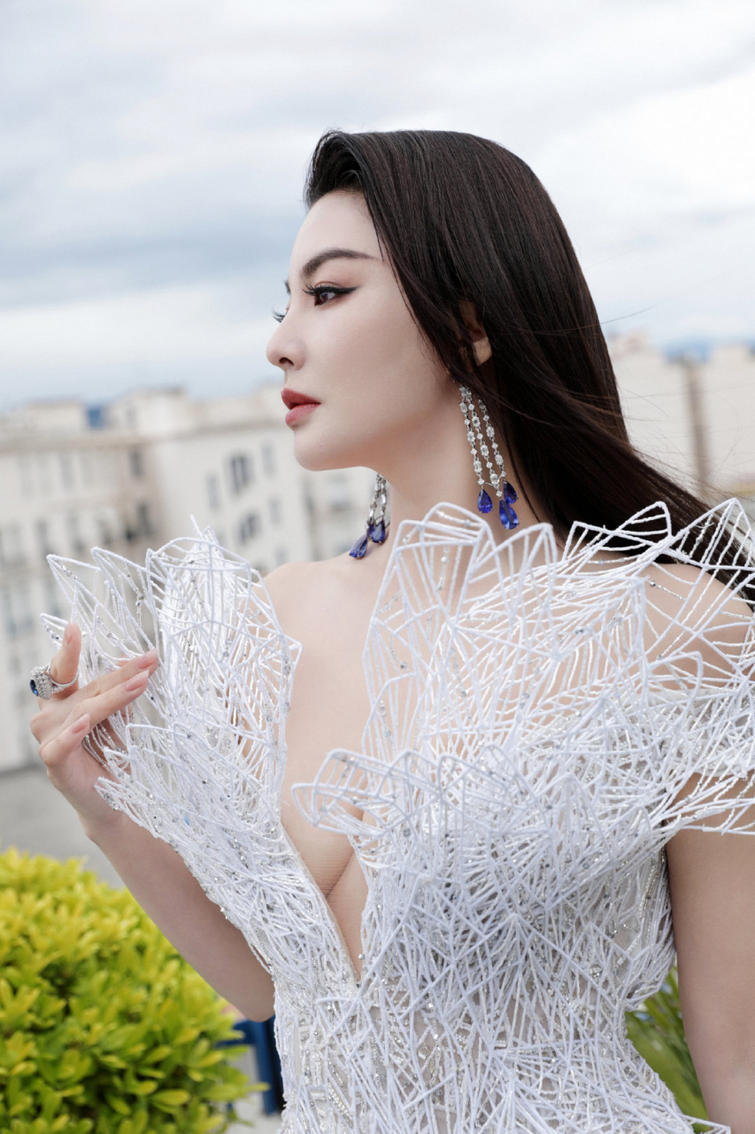 张雨绮参加戛纳电影节的这身战袍居然是3d打印的[吃鲸][吃鲸] 把3d白