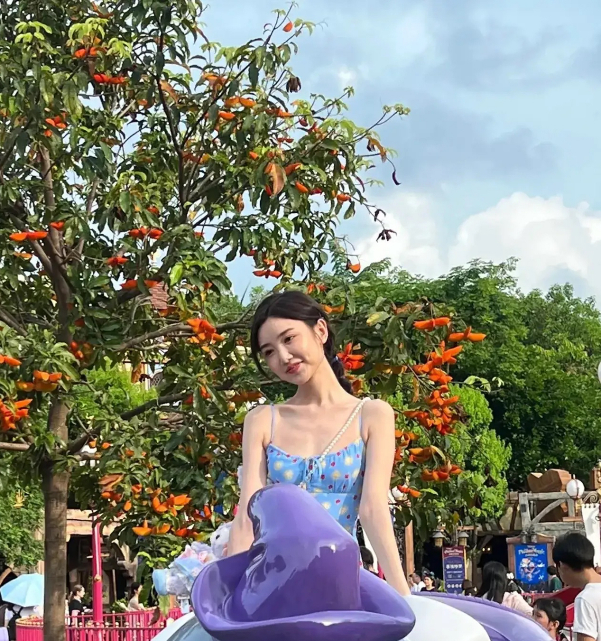 毛晓彤香港迪士尼生图,她虽然长相漂亮,很甜美,但本人整容痕迹挺明显