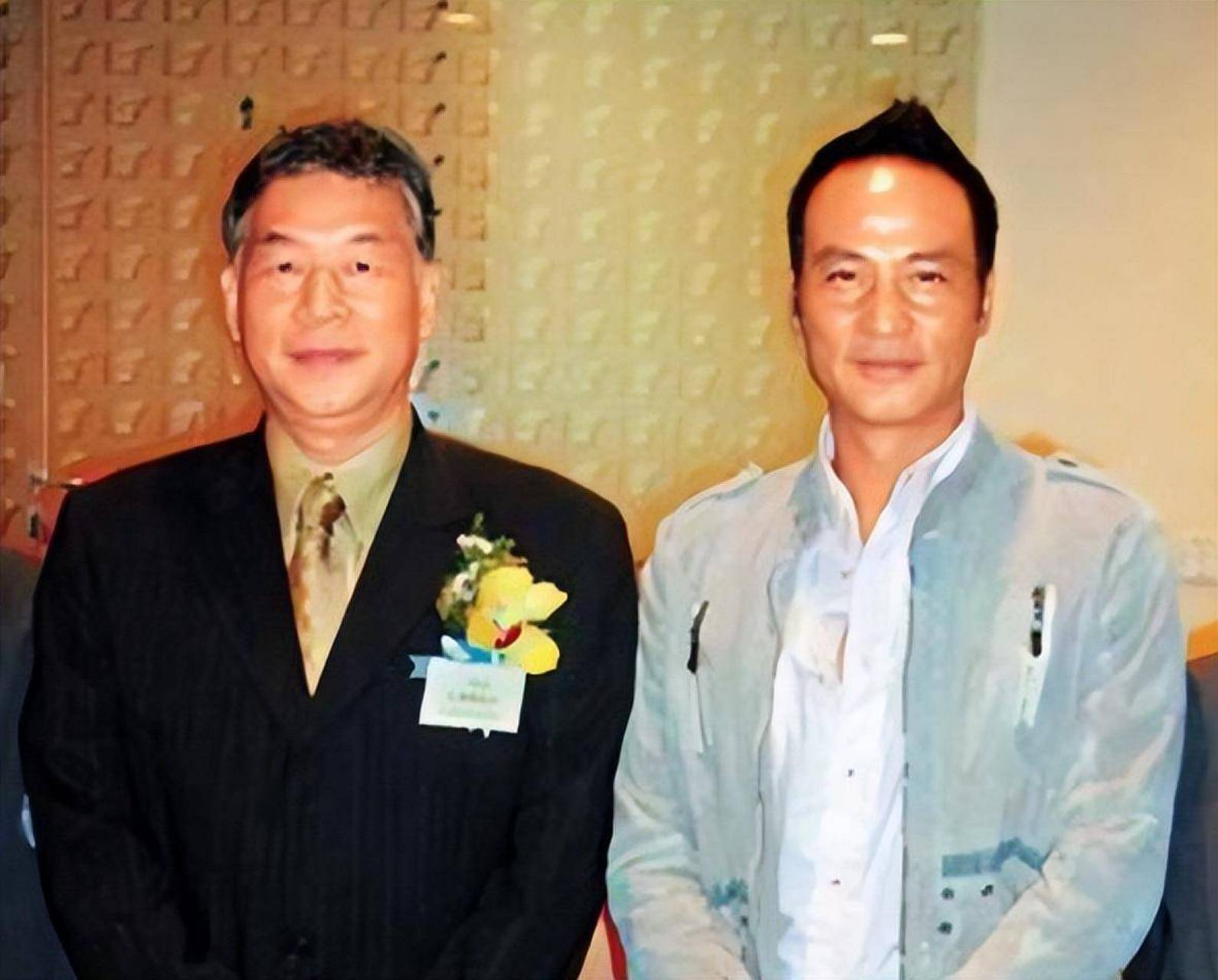 香港影星任达华的哥哥任达荣是香港的总警司,他哥哥也是接他父亲的班