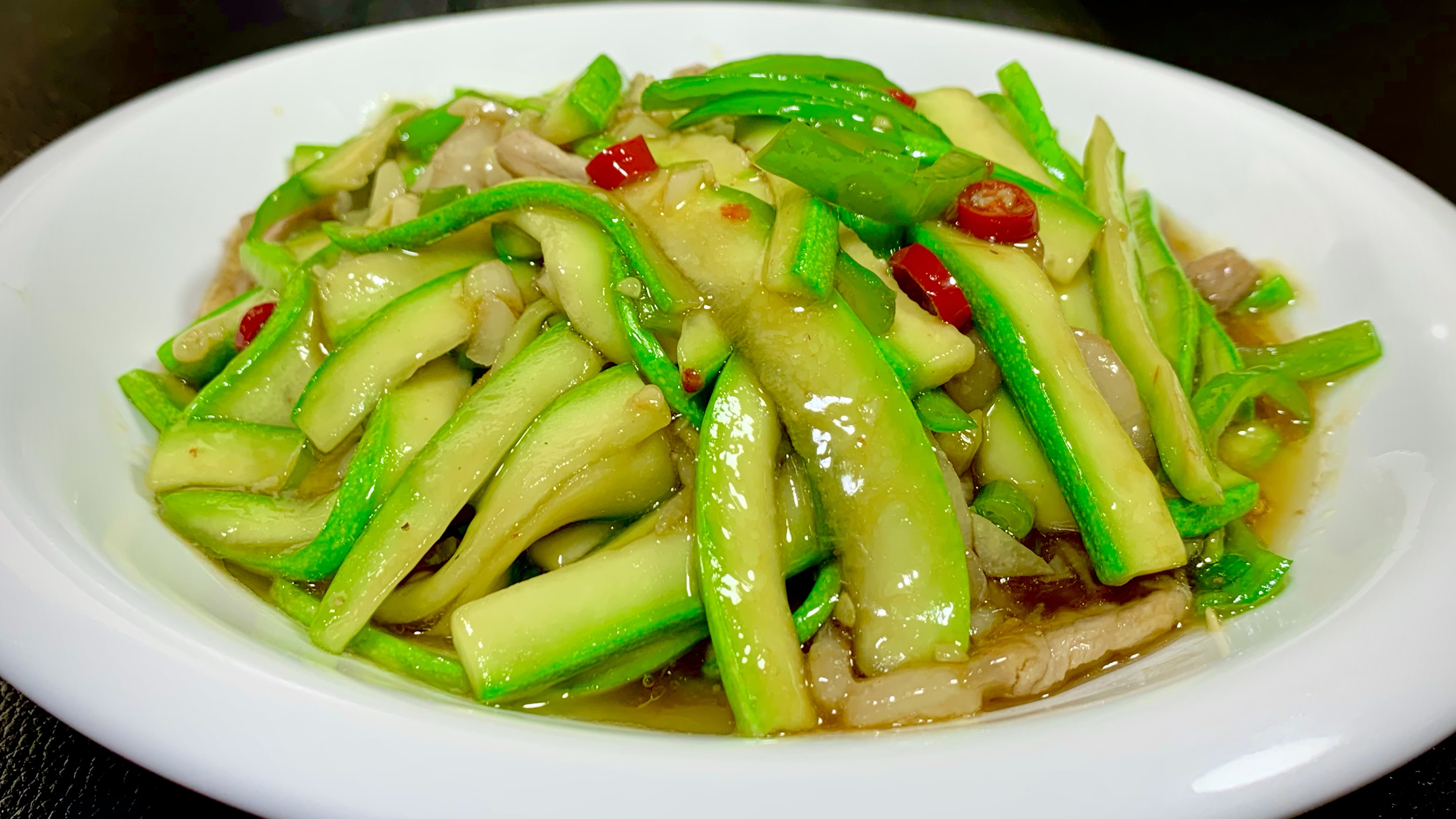 炒西葫芦时,切记不要直接下锅炒或者焯水,教你一招,清脆不出水