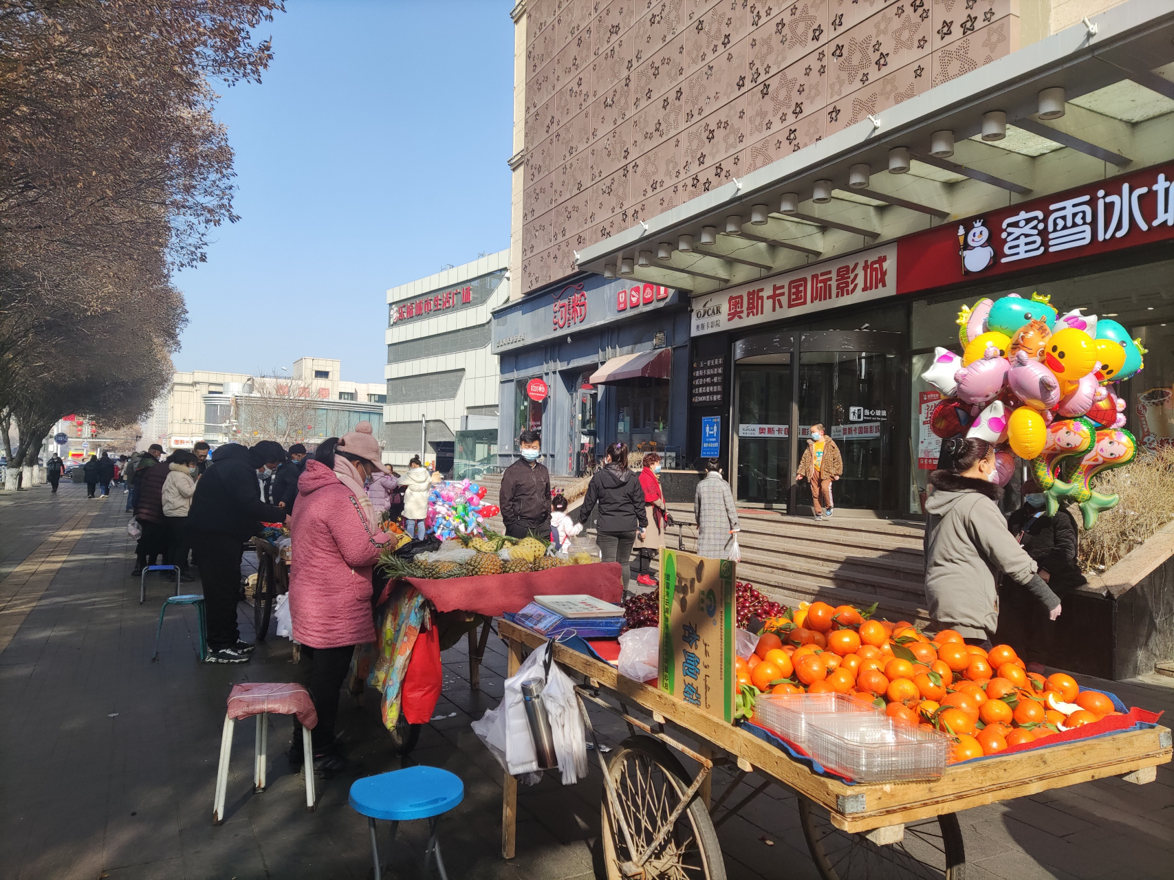 动态创作月# 乌鲁木齐水磨沟区核心区——劳动街家乐福门口,春暖豢