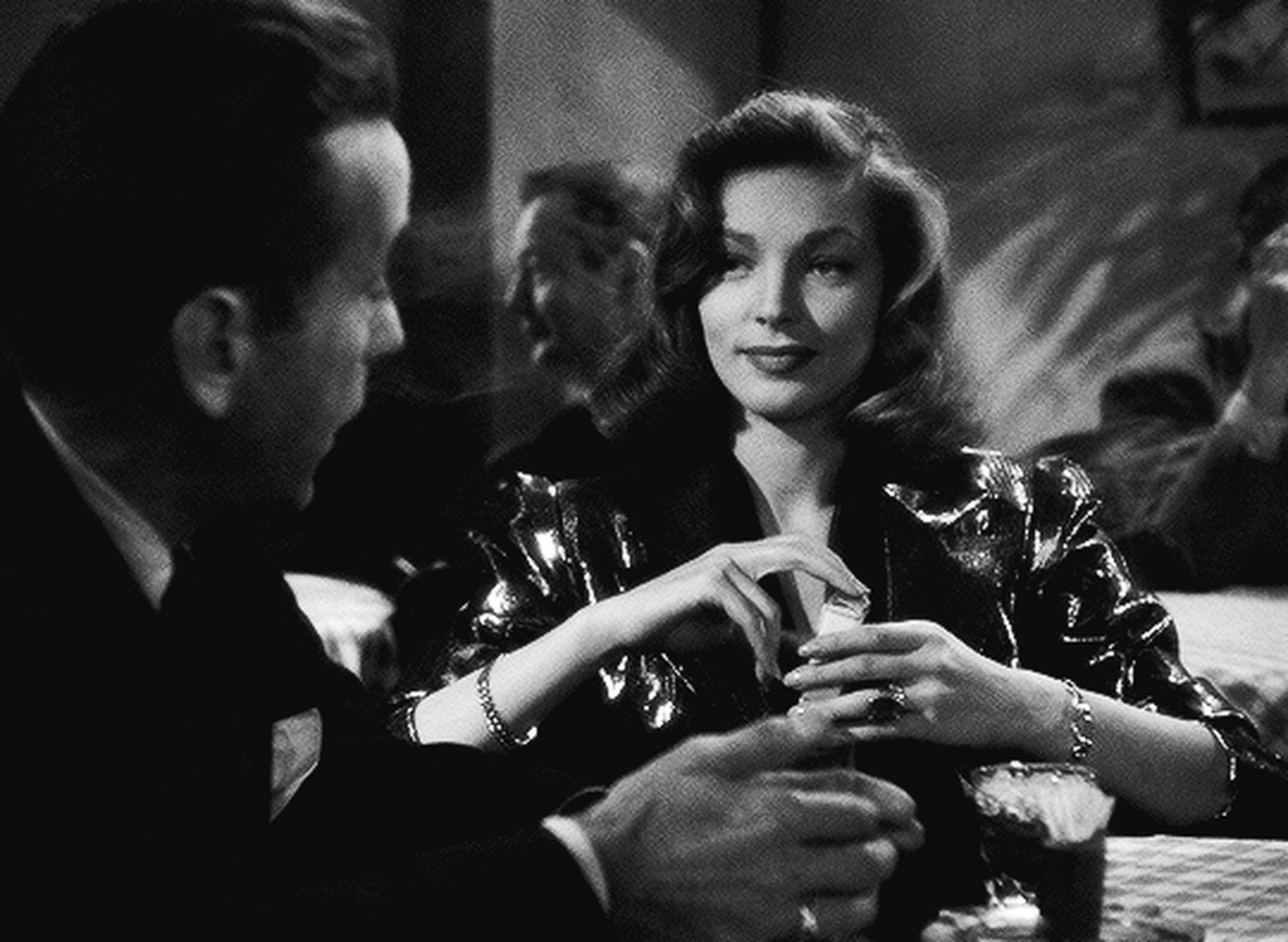 有人说劳伦·白考尔是旧好莱坞时代的"姬圈扛把子",她的五官棱角分明