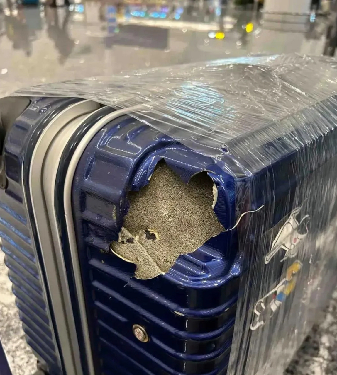 我的行李在机场被托运,行李箱不幸损坏.