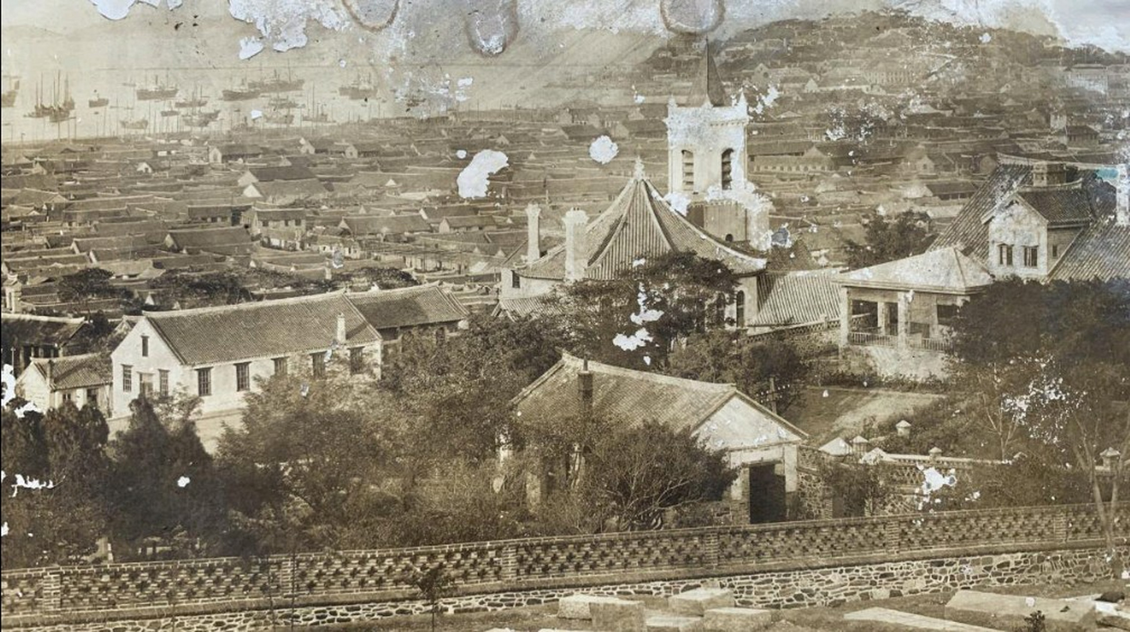 老照片  民国时期  山东烟台俯瞰图,你能找到现在对应的位置吗?