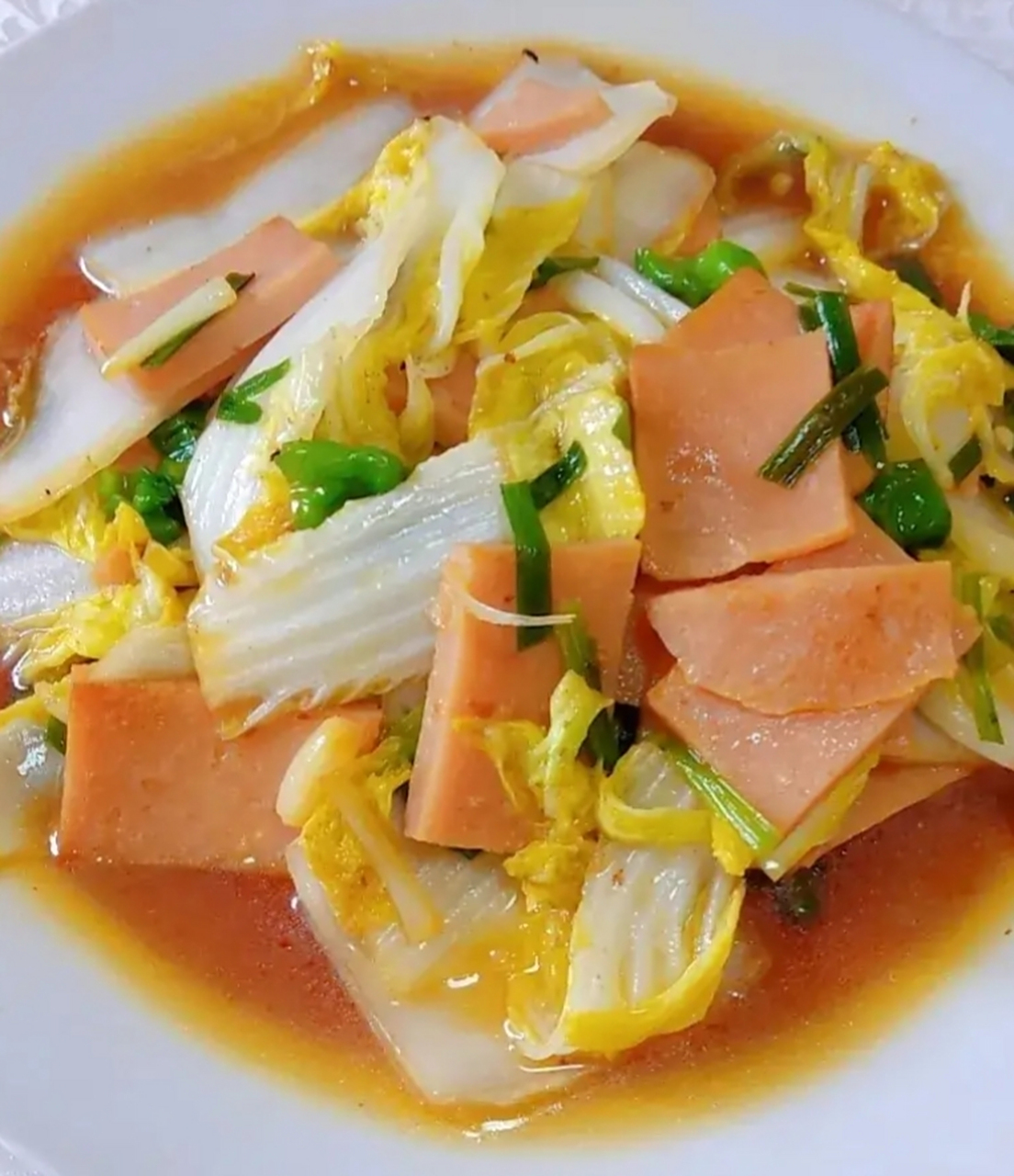 我的美食分享#  娃娃菜炒火腿肠  食材:娃娃菜,火腿,青椒  做法: 1.