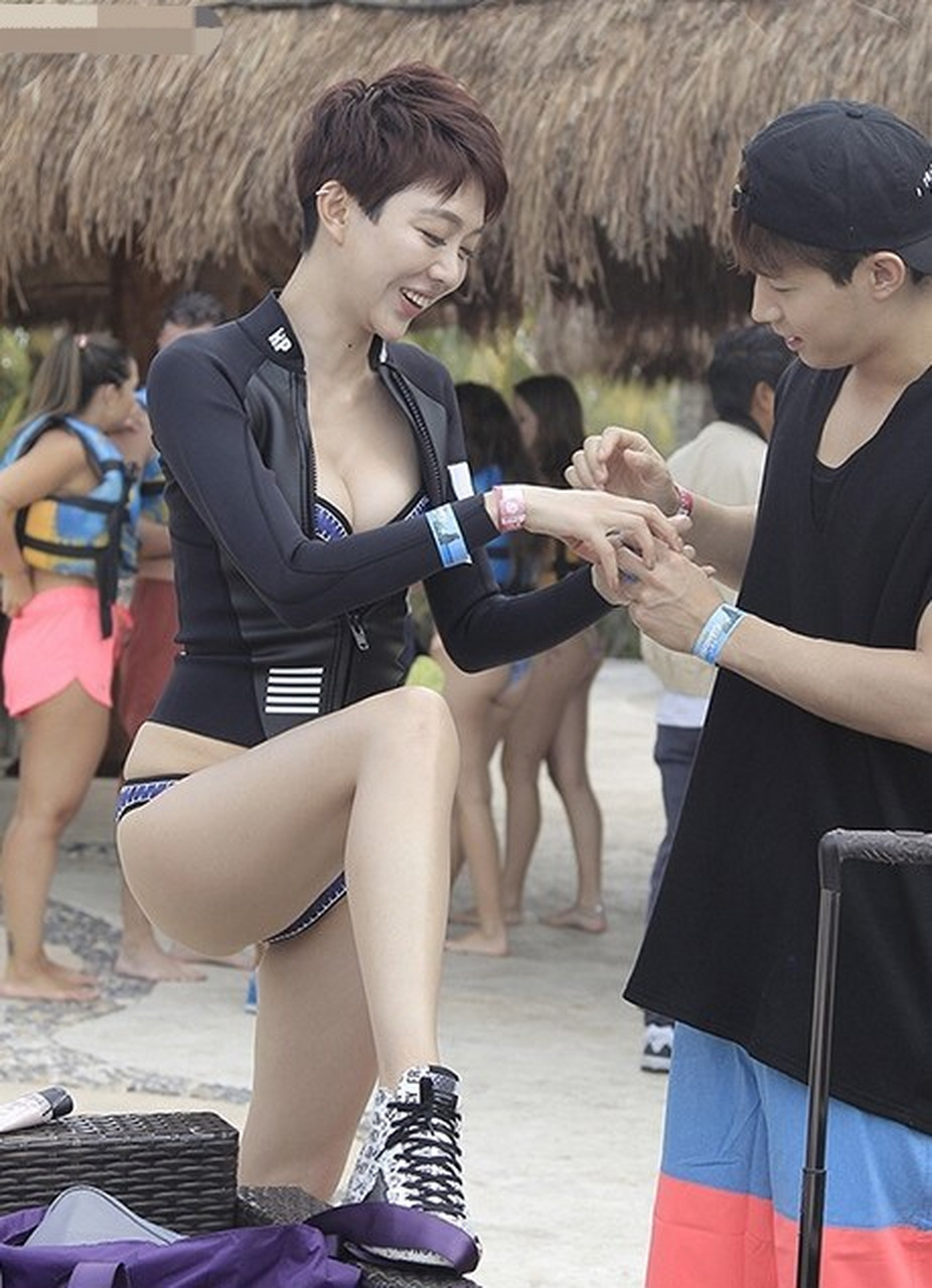 姜妍泳装身材真是让人羡慕,刘宪华迫不及待的想帮姜妍擦身体乳,给姜妍
