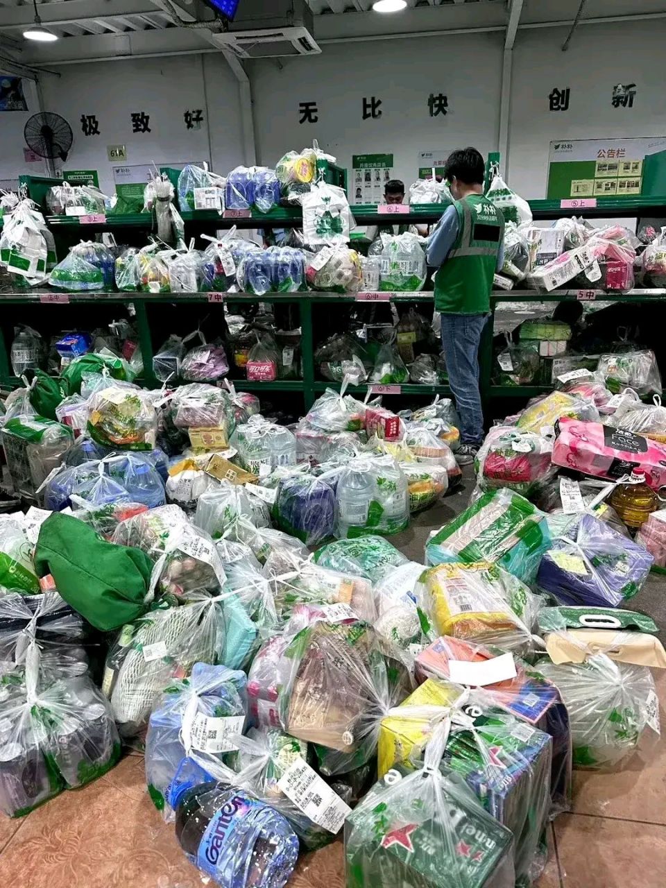 一个"杜苏芮"(超强台风)把福州的朴朴超市整惨了,骑手纷纷表示:送不完