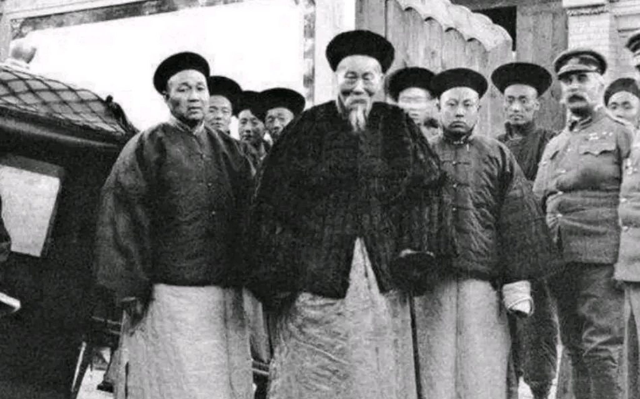 曾国藩的九弟曾国荃,打下南京后累到极点,倒在屋中呼呼大睡.