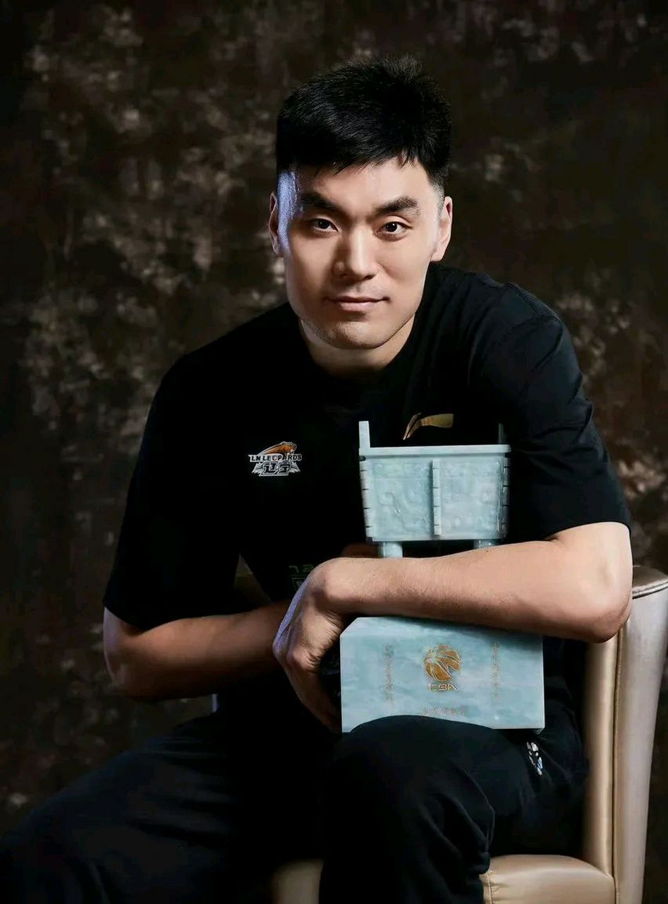 辽宁男篮冠军写真照放出,赵继伟三冠王手握三个奖杯成为最大赢家,付豪