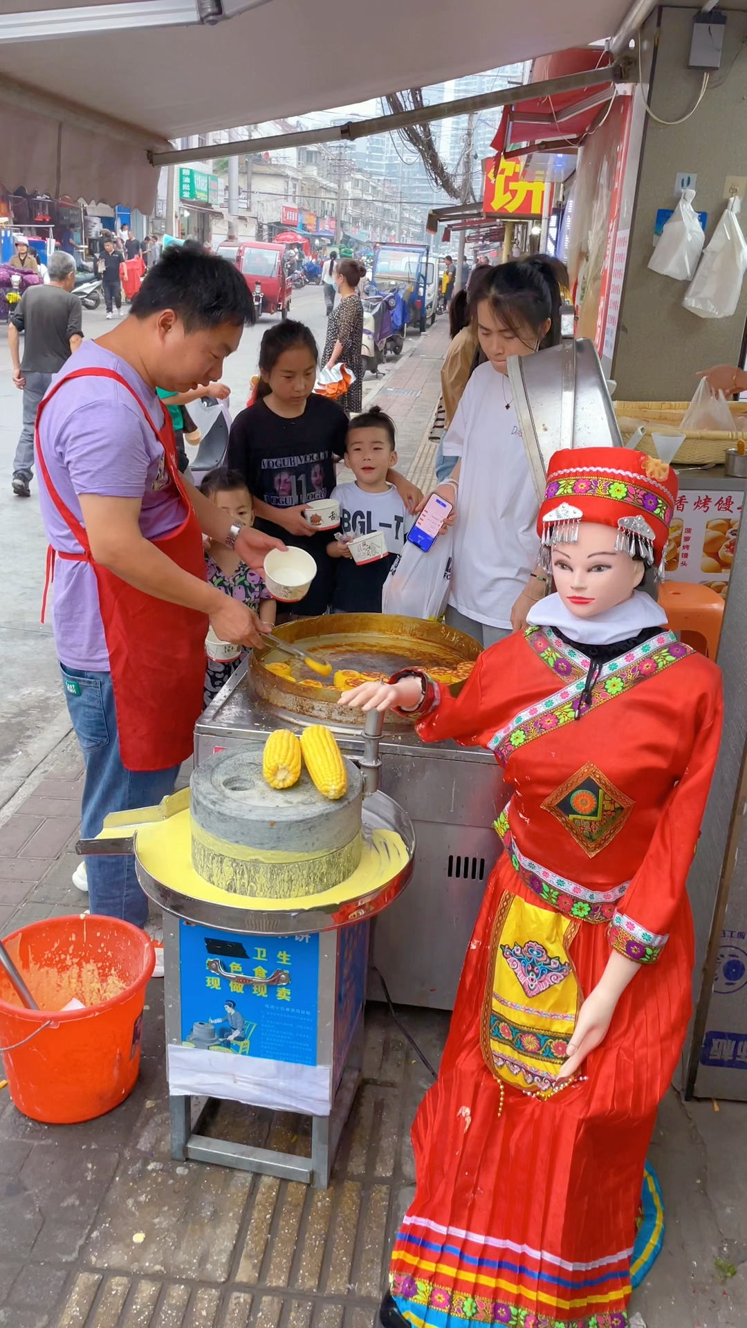 石磨玉米饼做法:鲜玉米500克,半斤白面,8克泡打粉,30克白糖,10克吉士