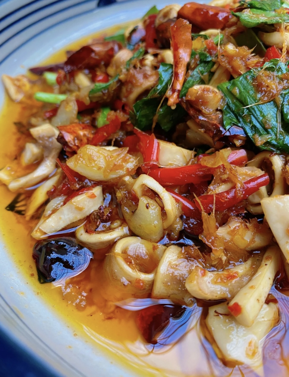 云南味|香辣爽脆的油呛黄喉 油呛系列的菜品,在云南傣味中很具特色.