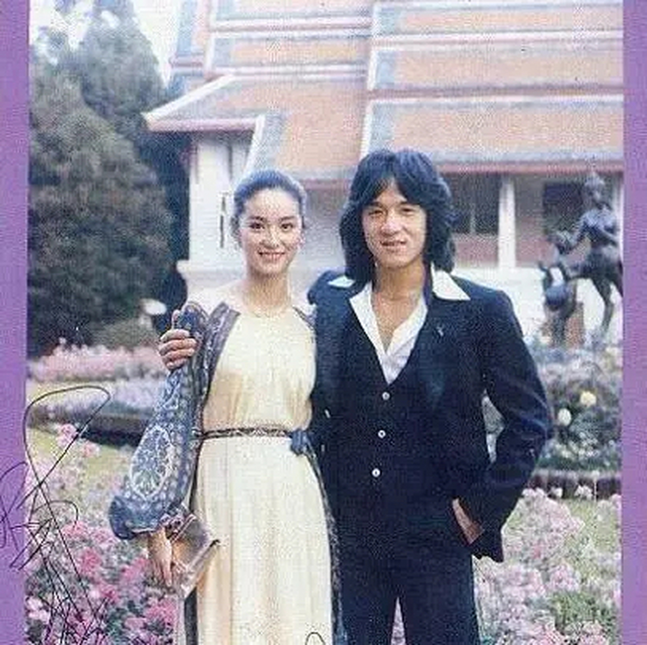 成龙年轻的时候蛮帅的,在绝世美女林青霞旁边竟然一点也不违和.